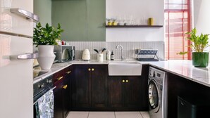 Microondas, horno y placa de cocina
