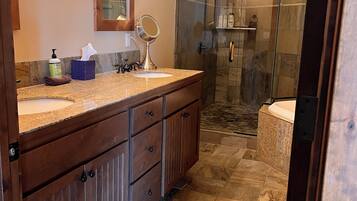 Secadora de cabello, toallas, jabón, papel de baño