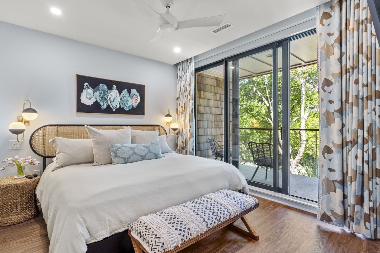 2 chambres, coffre-fort, fer et planche à repasser