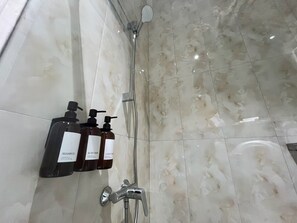 Dusche, Handtücher, Seife, Toilettenpapier