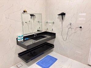 Douche, séchoir à cheveux, serviettes fournies, papier de toilette