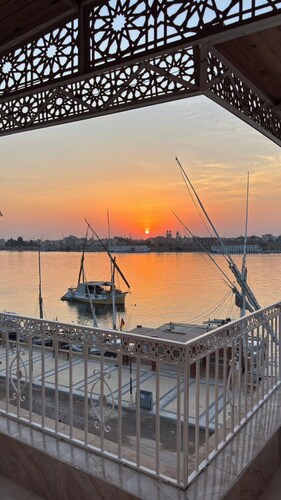 Charming 2-bedroom apartment in phenomenal Luxor Governorate with AC