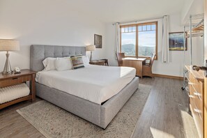 1 室のベッドルーム、デスク、アイロン / アイロン台、旅行用ベビーベッド