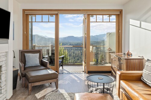 Modern 1BR Retreat with Fireplace & Mountain Views