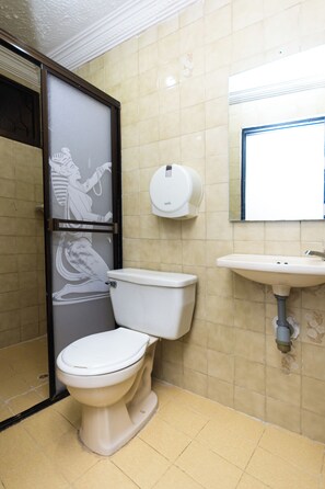 Standard Quadruple Room, Air conditioning | Bathroom