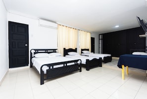 Family Room, Multiple Beds, Air conditioning | Free WiFi