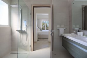 Douche, sĂšche-cheveux, bidet