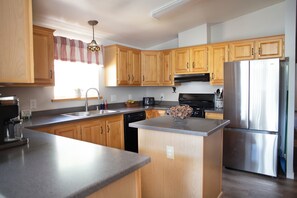 Kylskåp, mikrovågsugn, ugn och spishäll