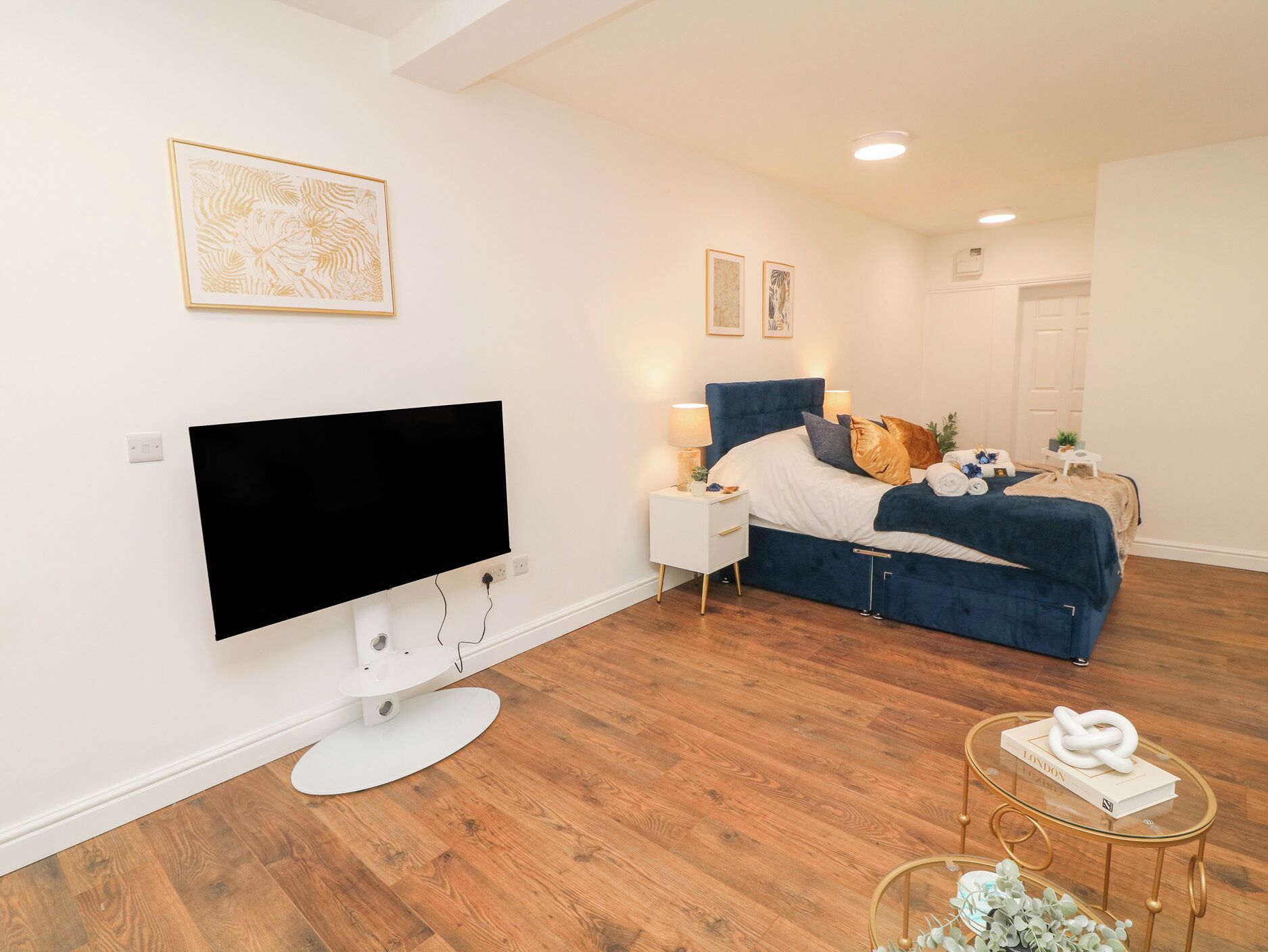 1 غرفة نوم وبديكورات فريدة لكل غرفة وطراز فريد لكل وحدة