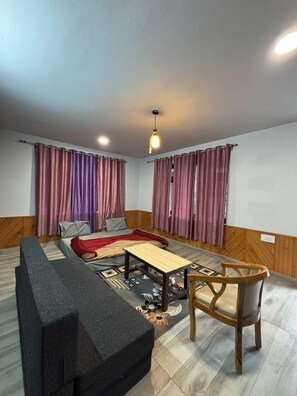 Deluxe Double Room, Balcony, Mountain View | Living area