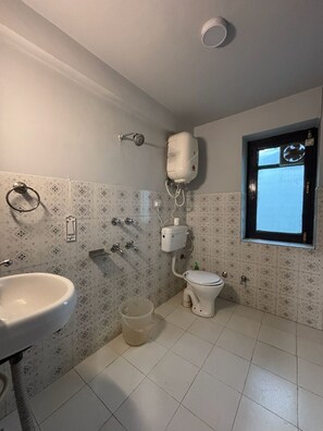 Shower, free toiletries, soap, shampoo