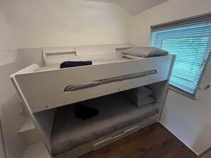 3 室のベッドルーム、アイロン / アイロン台、ベッドシーツ