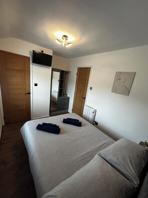 3 bedrooms, iron/ironing board, bed sheets