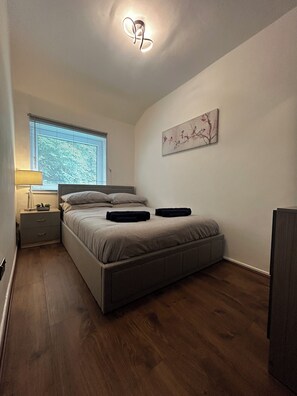 3 habitaciones, tabla de planchar con plancha y ropa de cama 
