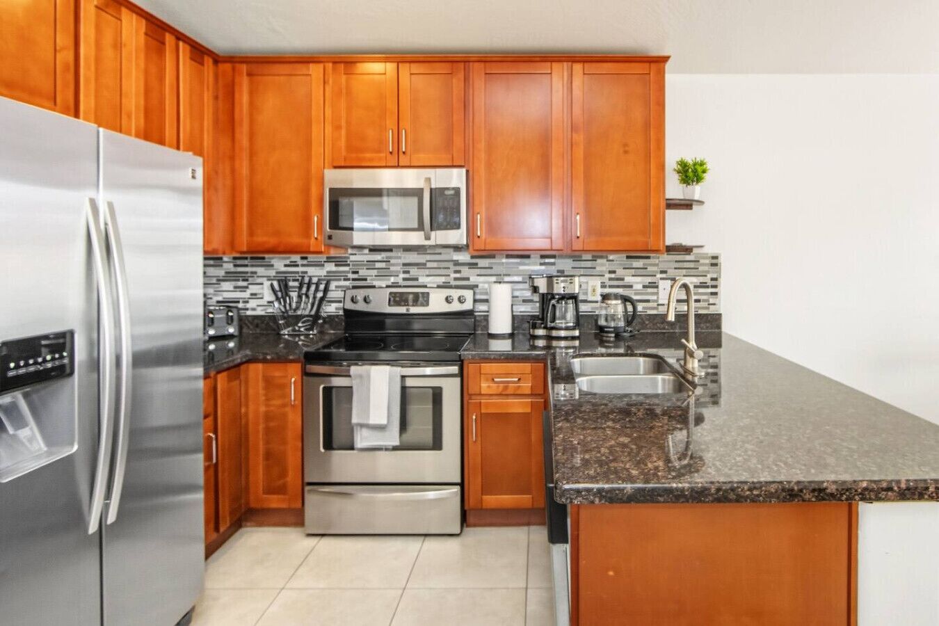 Kühlschrank, Mikrowelle, Ofen, Wasserkocher mit Kaffee-/Teezubehör