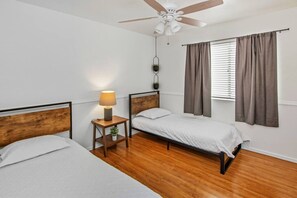 3 chambres, fer et planche à repasser, Wi-Fi, draps fournis