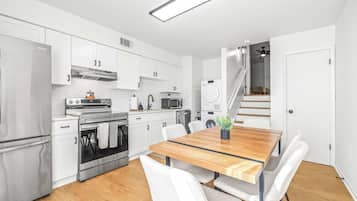 Townhouse, flere senger, kjøkken (The Capri Villa) | Spiseområde