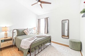 Stadtwohnung, Mehrere Betten, Küche (The Capri Villa) | 2 Schlafzimmer, individuell dekoriert, individuell eingerichtet