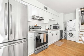 Casa de ciudad, varias camas, cocina (The Capri Villa) | Cocina privada | Cafetera y tetera 