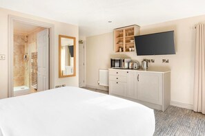 2 bedrooms, iron/ironing board, internet, bed sheets