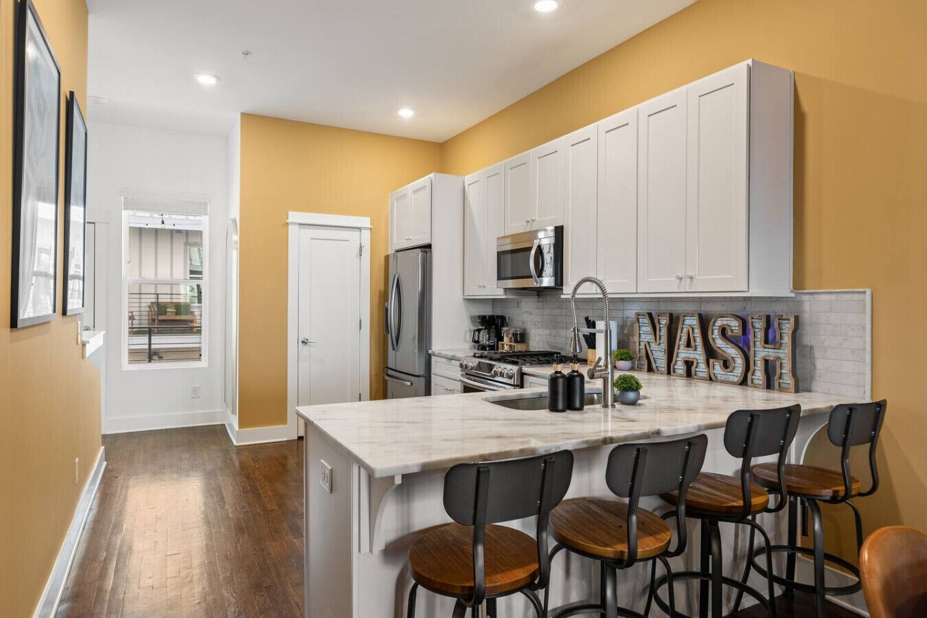 Refrigerador, microondas, horno y parrilla de estufa 