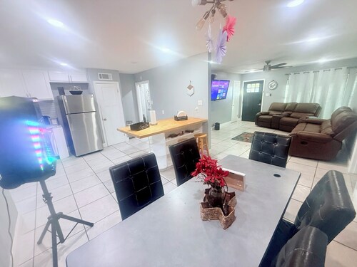 Book Now: 6BR Meadowbrook Stay Karaoke, Roku TVs & Group Getaway Vibes