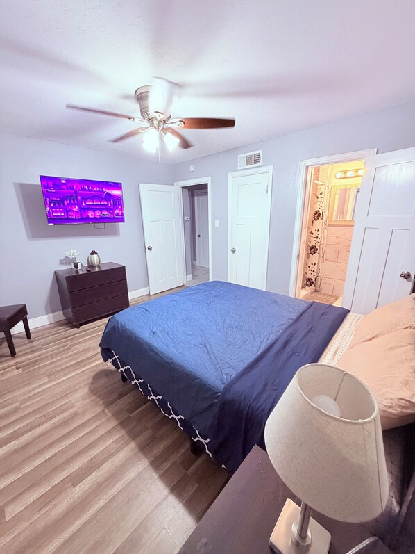6 bedrooms, iron/ironing board, free WiFi, bed sheets - Large 6BR Fort Worth Home Sleeps 10+ Family & Group Friendly (Fort Worth)