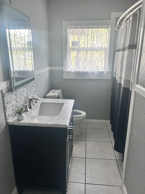 Séchoir à cheveux, serviettes fournies, papier de toilette