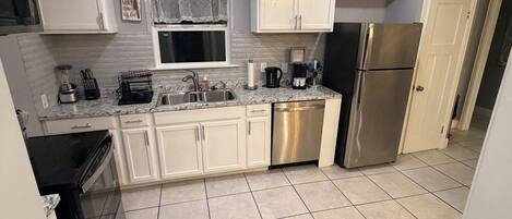 Een microgolfoven, een oven, een kookplaat, een vaatwasser