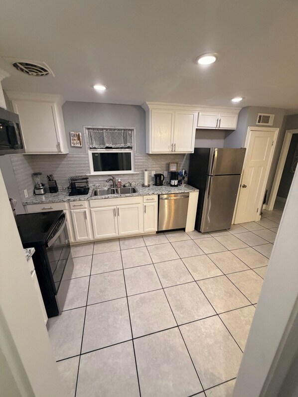 Microondas, horno, parrilla de estufa y lavavajillas 