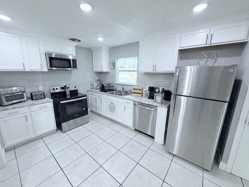 Large 6BR Fort Worth Home Sleeps 10+ Family & Group Friendly