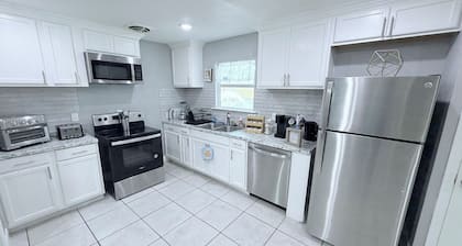 Large 6BR Fort Worth Home Sleeps 10+ Family & Group Friendly