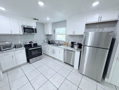 Large 6BR Fort Worth Home Sleeps 10+ Family & Group Friendly