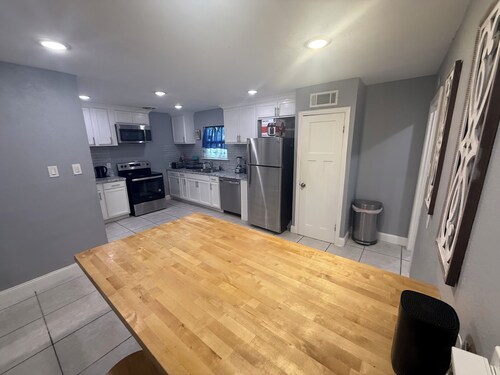 Spacious 6-bedroom house in beautiful Fort Worth with AC