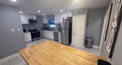 Spacious 6-bedroom house in beautiful Fort Worth with AC