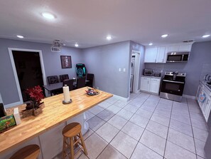 Four à micro-ondes, un four, surface de cuisson, lave-vaisselle