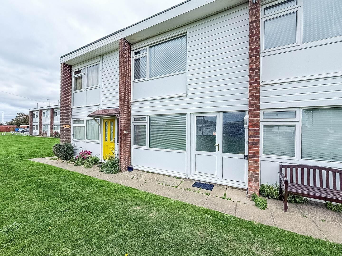 Bright and airy townhouse with spacious front lawn seating