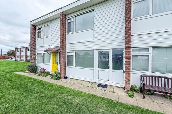 Bright and airy townhouse with spacious front lawn seating