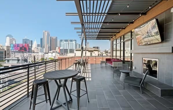 屋外ダイニングエリア