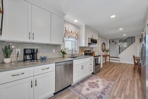 Kylskåp, mikrovågsugn, ugn och spishäll