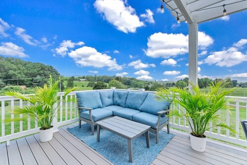 Cozy Farmhouse, Hot tub and Sauna on 8 acres!