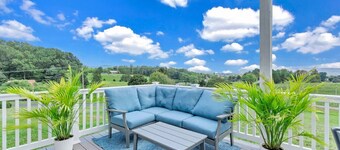 Cozy Farmhouse, Hot tub and Sauna on 8 acres!