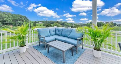 Cozy Farmhouse, Hot tub and Sauna on 8 acres!