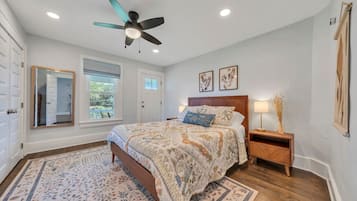 3 bedrooms, desk, iron/ironing board, travel crib