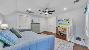 3 bedrooms, desk, iron/ironing board, travel crib