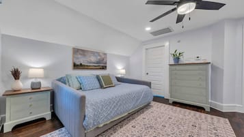 3 habitaciones, escritorio y tabla de planchar con plancha