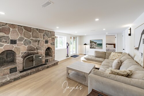 4 bed 3 bath cottage on Lake Muskoka
