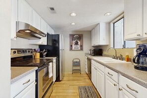 Kjøleskap, mikrobølgeovn, ovn og kokeplater