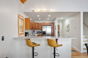 Microondas, horno, placa de cocina, lavavajillas