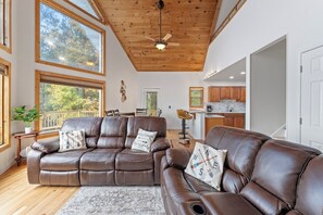 TV - Private, Cozy Lakehouse (Chappells)